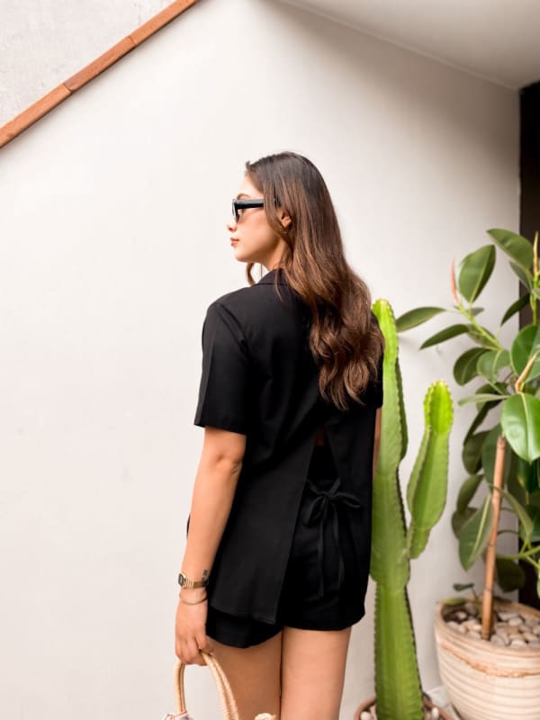 Conjunto camisa lazo y short negro