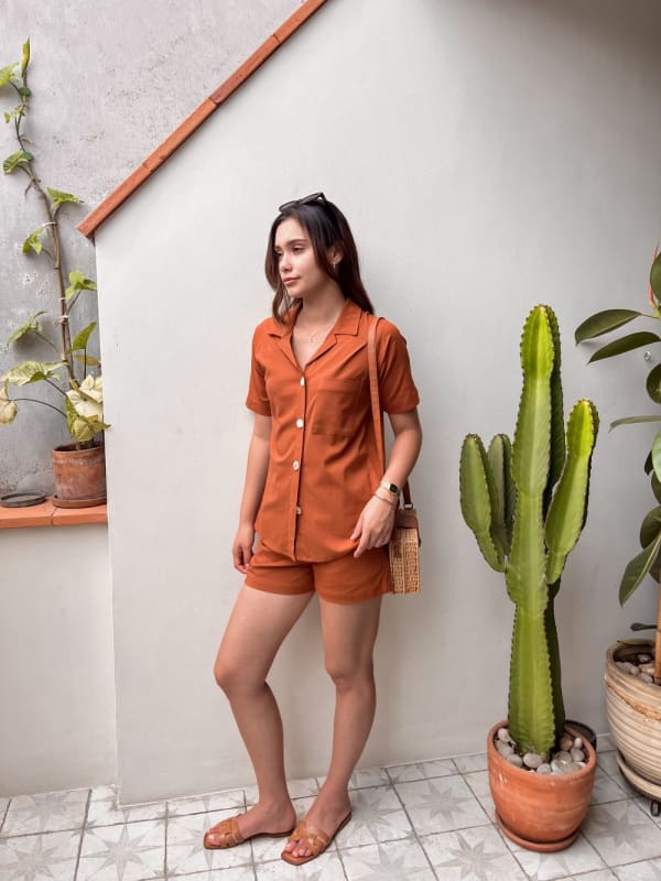 Conjunto camisa lazo y short ladrillo