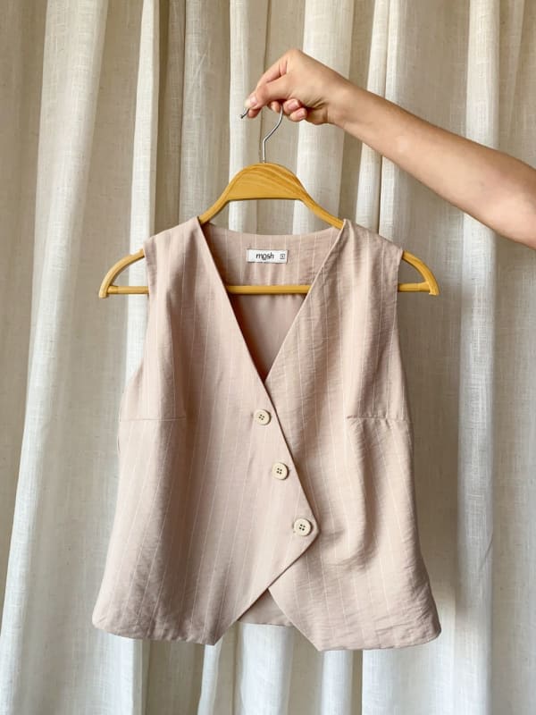 Chaleco sastre cruzado rayas arena