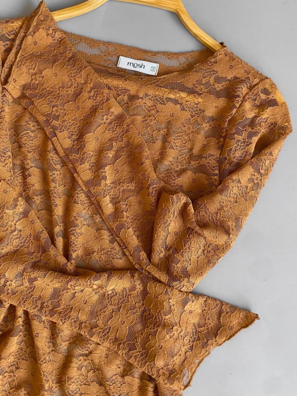 Top encaje camel