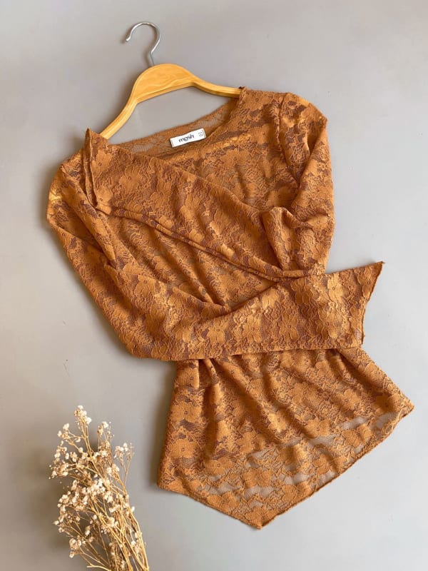 Top encaje camel