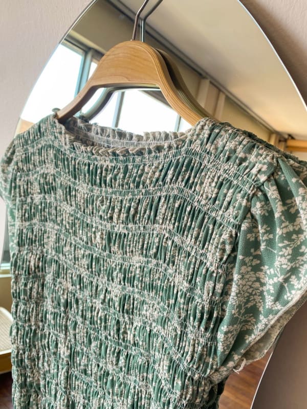 Top elasticado verde flores blanco