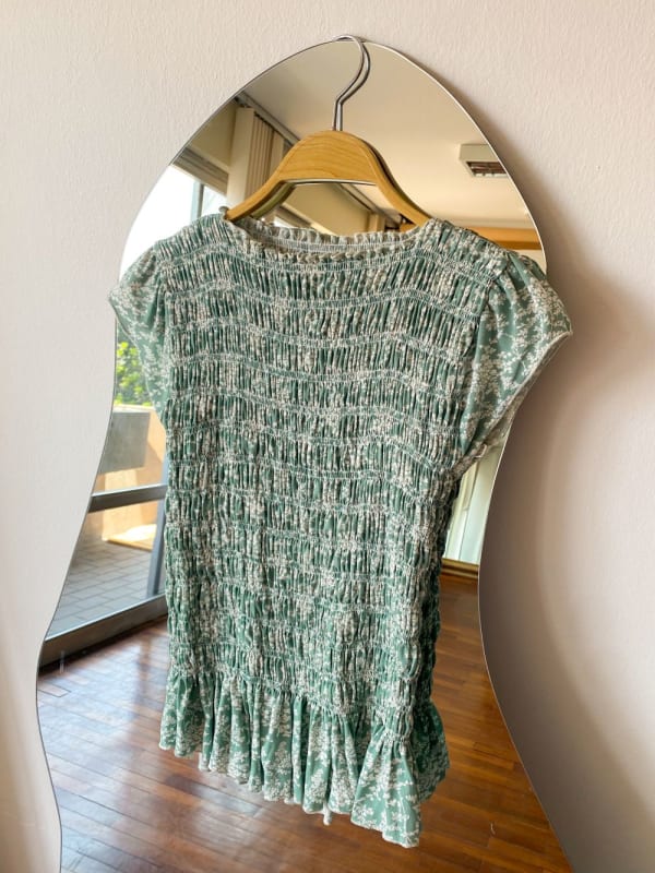 Top elasticado verde flores blanco