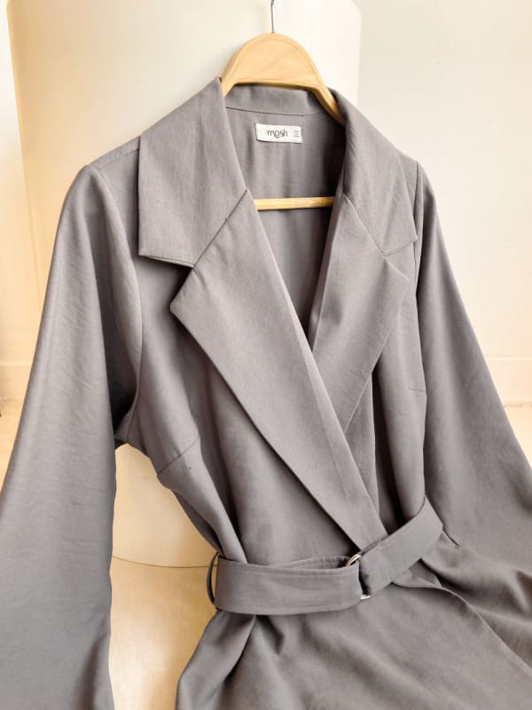 Blazer cinturón gris