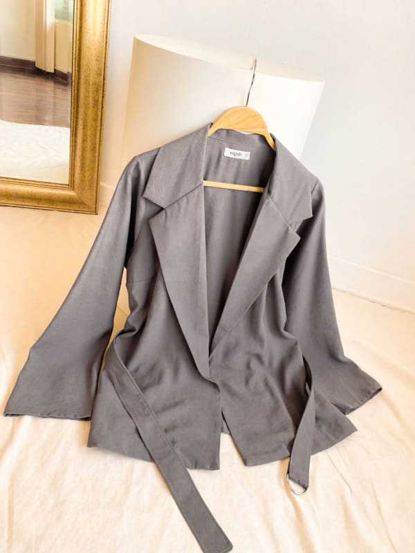 Blazer cinturón gris