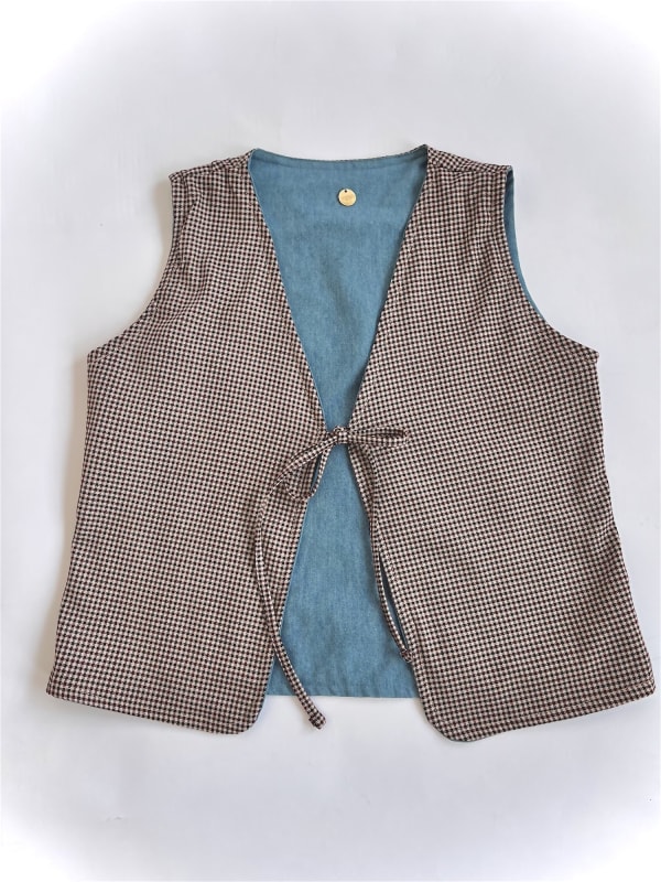 Chaleco Lyon celeste/vino