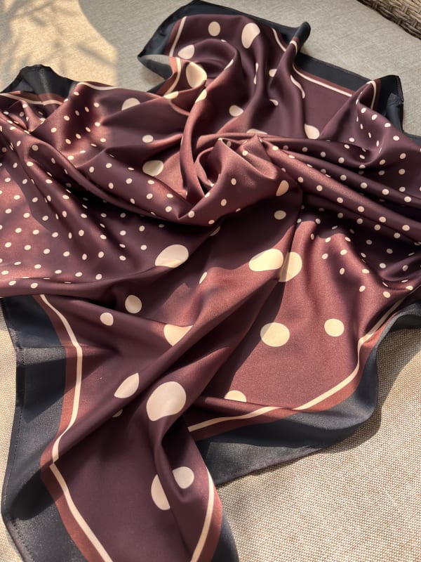 Pañuelo satinado lunares marron Pañuelo satinado lunares marron