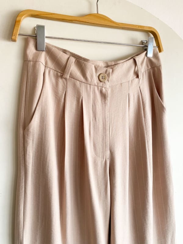 Pantalón sastre a rayas arena