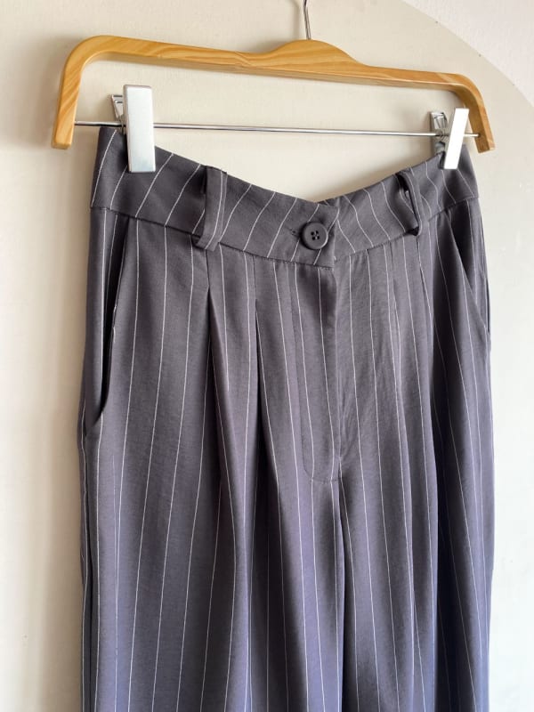 Pantalon sastre a rayas gris