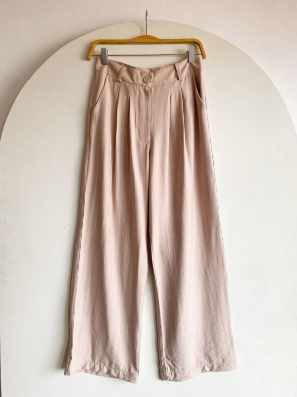 Pantalón sastre a rayas arena