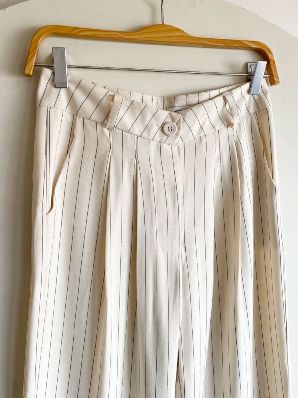 Pantalon sastre a rayas hueso