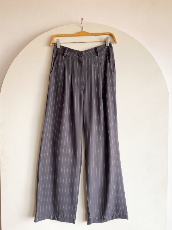 Pantalon sastre a rayas gris