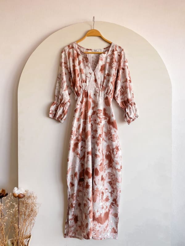 Vestido midi mao flores marrón