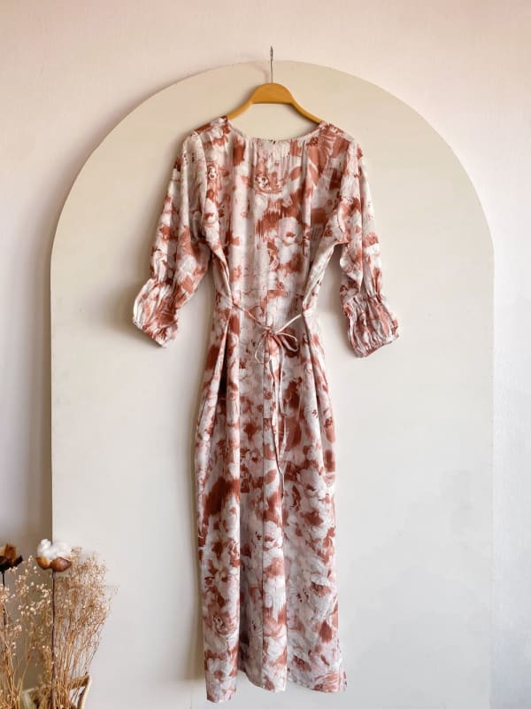 Vestido midi mao flores marrón