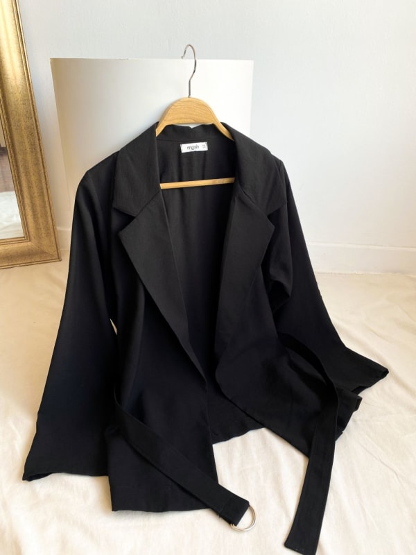 Blazer cinturón negro