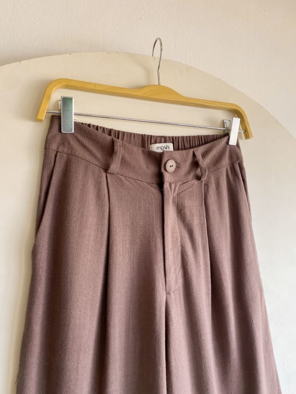 Pantalón lino con pinzas chocolate Pantalón lino con pinzas chocolate