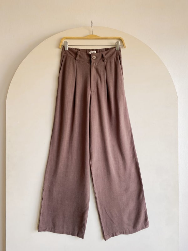 Pantalón lino con pinzas chocolate Pantalón lino con pinzas chocolate