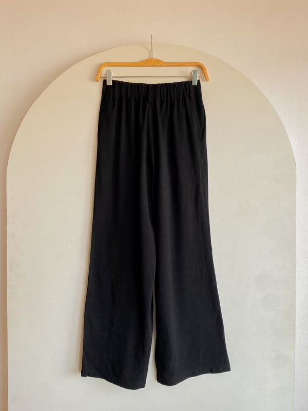 Pantalón lino con pinzas negro