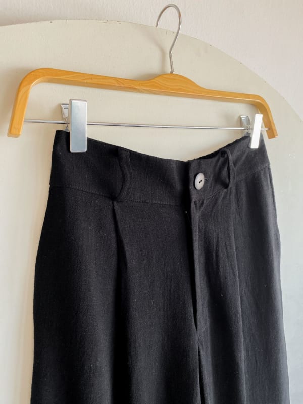 Pantalón lino con pinzas negro Pantalón lino con pinzas negro