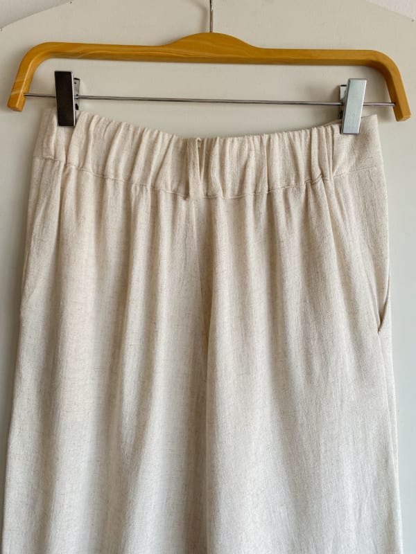 Pantalón lino con pinzas natural Pantalón lino con pinzas natural