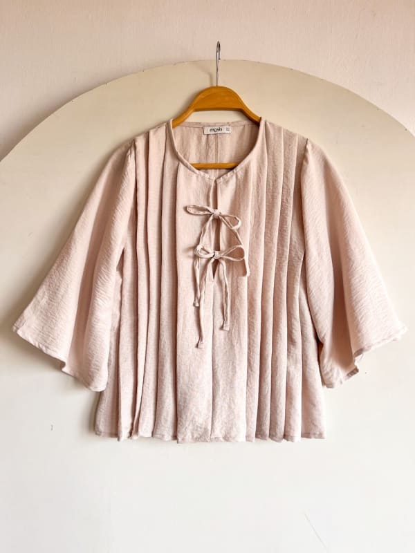 Blusa de lino plisada beige