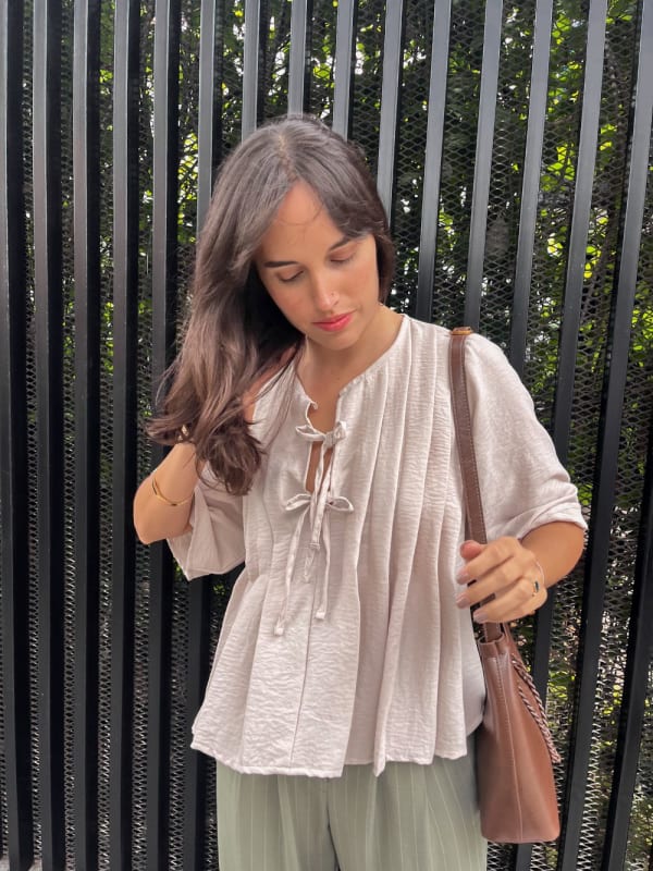 Blusa de lino plisada beige Blusa de lino plisada beige