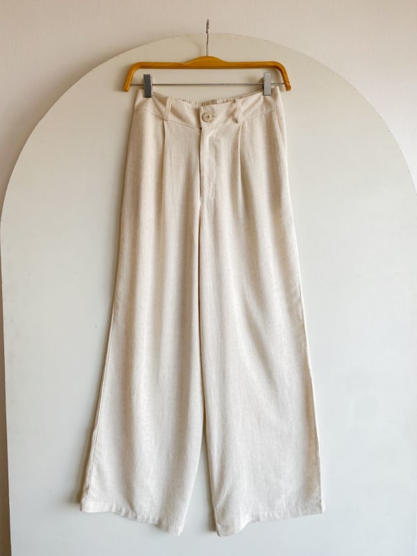 Pantalón lino con pinzas natural Pantalón lino con pinzas natural