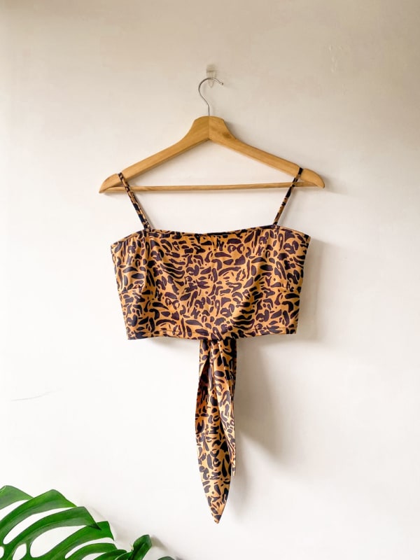 Top corto con lazo animal print