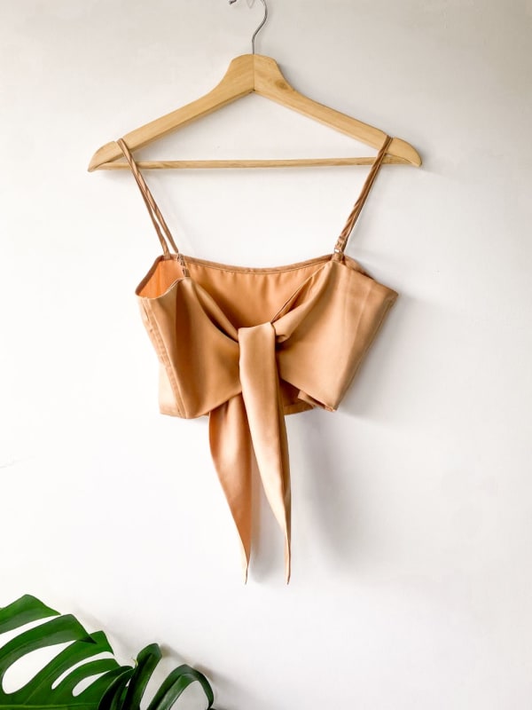 Top corto con lazo champang