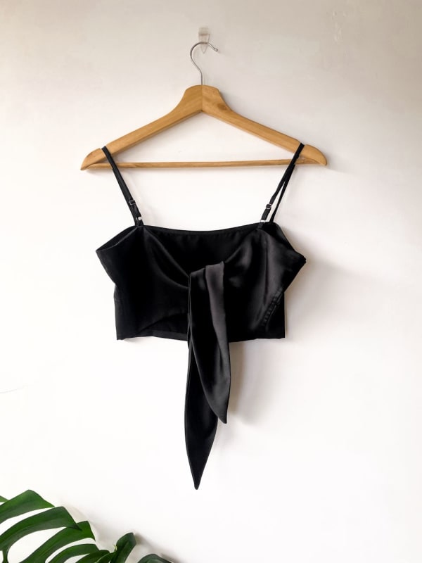 Top corto con lazo negro