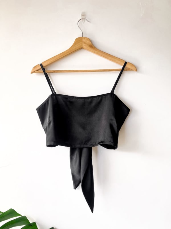 Top corto con lazo negro