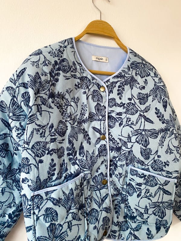 Chaqueta Acolchada Floral celeste Chaqueta Acolchada Floral celeste