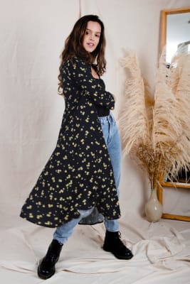 Maxikimono Sofia negro flores amarillo Maxikimono Sofia negro flores amarillo