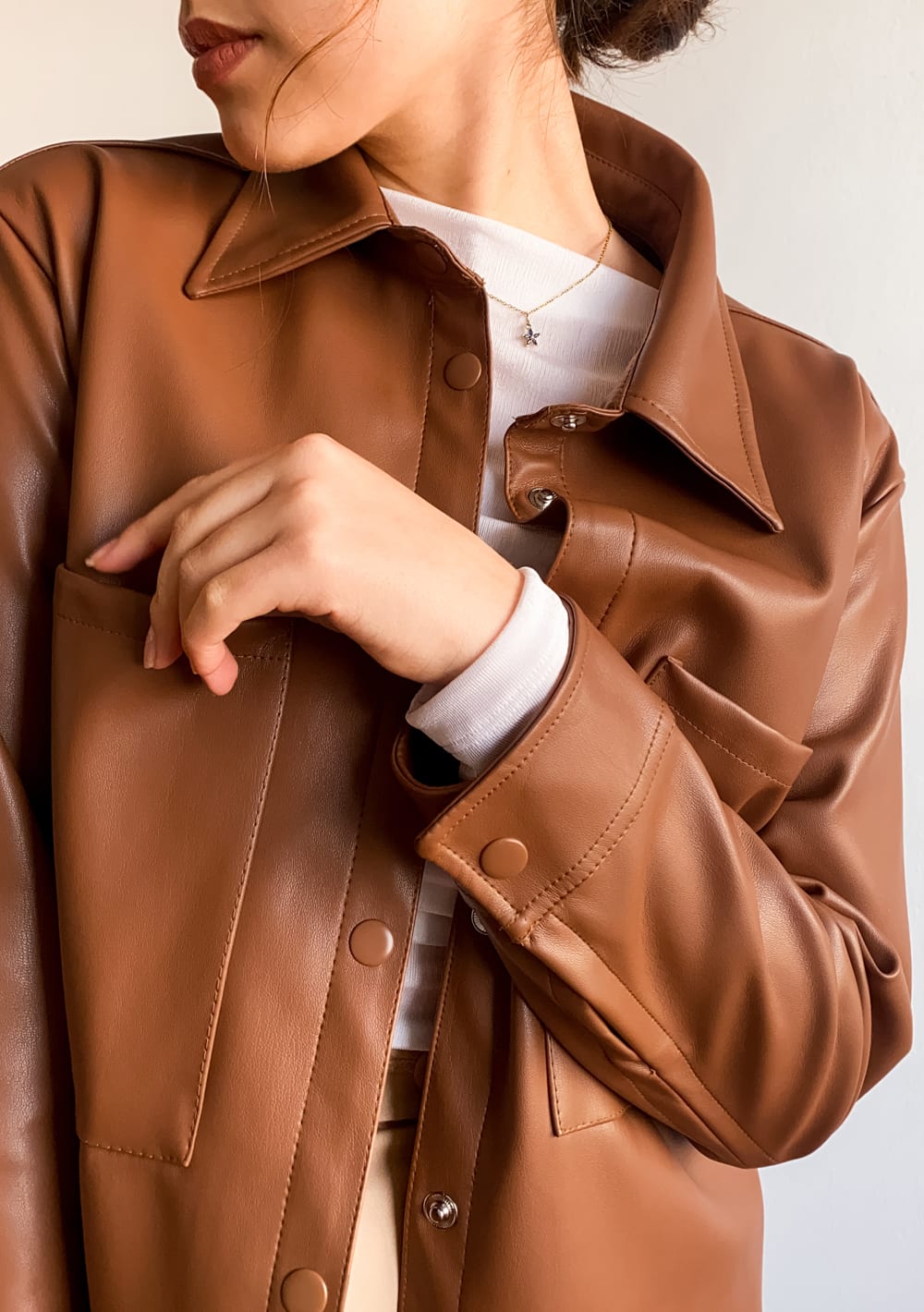 Chaqueta cuerina camel Moshtienda