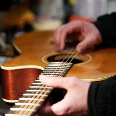 CAMBIO DE CUERDAS GUITARRA/BAJO