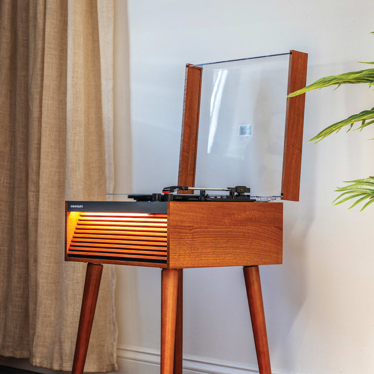 TORNAMESA CROSLEY/ DEAN RECORD PLAYER BT BROWN2