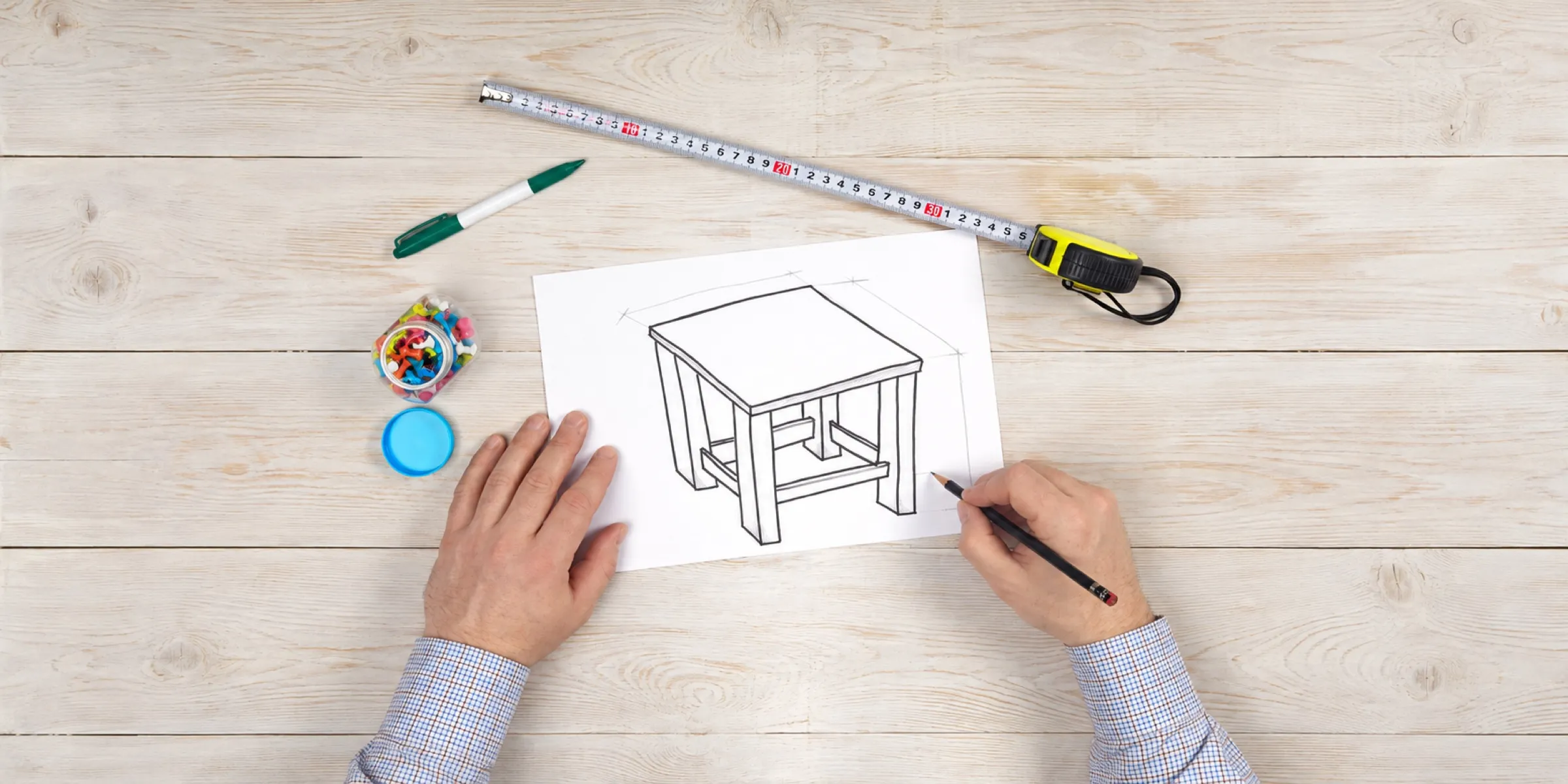 Planificación de un taburete de madera con croquis, lápiz y huincha de medir