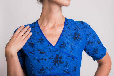 Uniforme Clinico Delantal Mujer Petunia Spandex Ramas Azul Rey