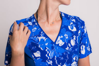 Uniforme Clínico Delantal Mujer Petunia Spandex Flores Azul Rey