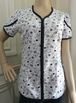 Uniforme Clínico Delantal Narciso Lin Azul Marino Margaritas 1