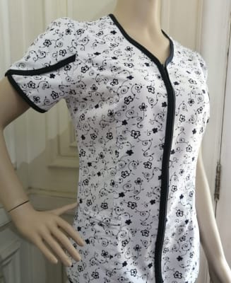 Uniforme Clínico Delantal Narciso Lin Azul Marino Margaritas 1