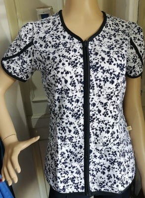 Uniforme Clínico Delantal Narciso Lin Az. Marino Flor otoño 1