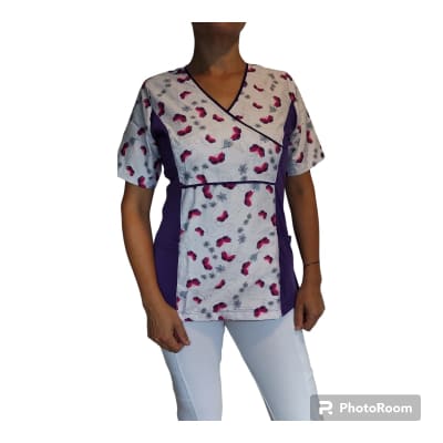 Uniforme Clinico Delantal Petunia Spandex Morado Mariposas Antifluido