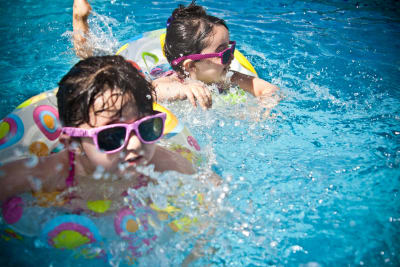 Consejos Clave para Mantener Seguros a los Niños en las Piscinas Durante las Vacaciones