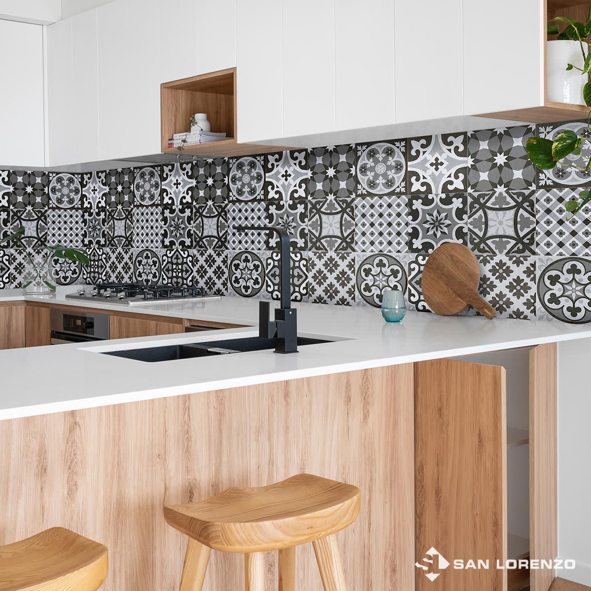 SEVILLA NERO 21.6X21.63