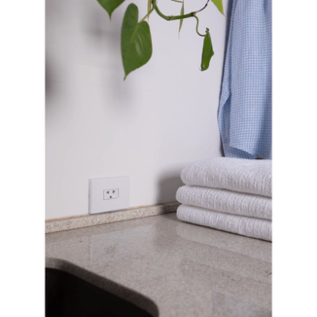 TOMACORRIENTE 2P+T UNIV. 15-16A/250V2