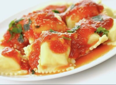 RAVIOLON DE CARNE CON CEBOLLA CARAMELIZADA