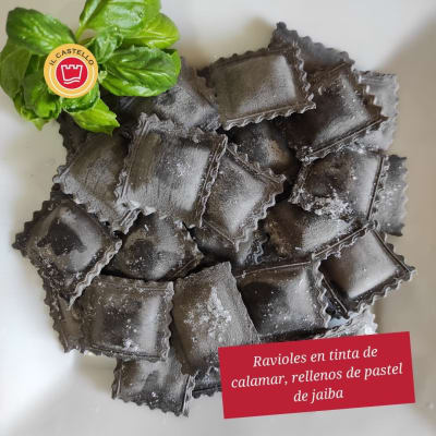 RAVIOLES PASTEL DE JAIBAS CON MASA TINTA CALAMAR