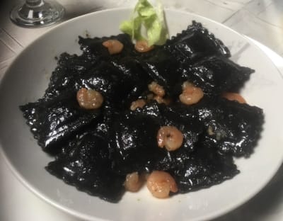 RAVIOLES PASTEL DE JAIBAS CON MASA TINTA CALAMAR