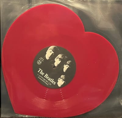 VINILO BEATLES LOVE ME DO (forma de corazon)1